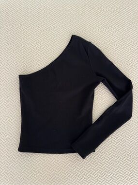 Leset Black One-Shoulder Long Sleeve Top